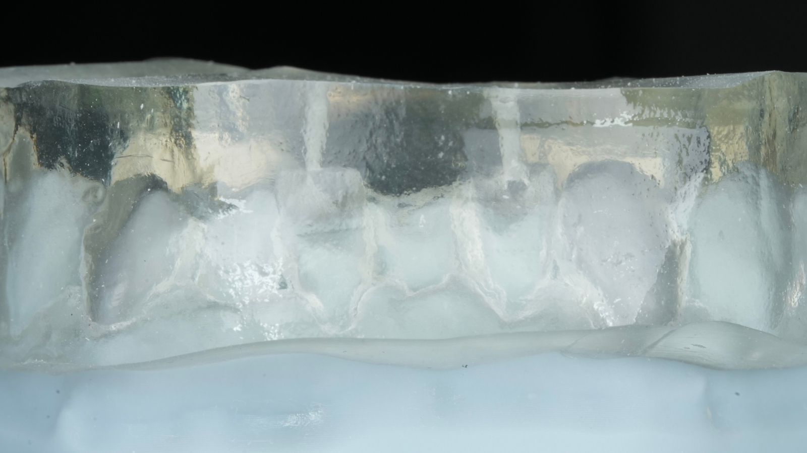Wax-up und Herstellung transparenter Silikonschlüssel mit Injektionskanälen.